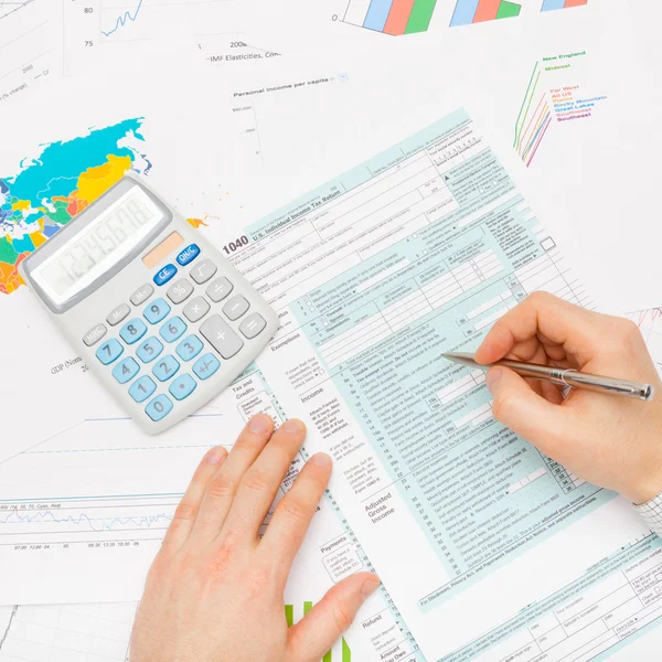 Male filling out 1040 US Tax Form with silver pen - studio shot — Stock Photo, Image