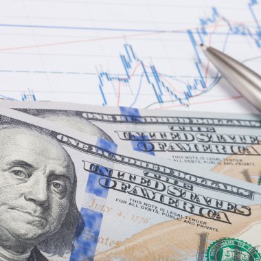 Kalem ve yüz dolarlık banknot - studi hisse senedi grafiği