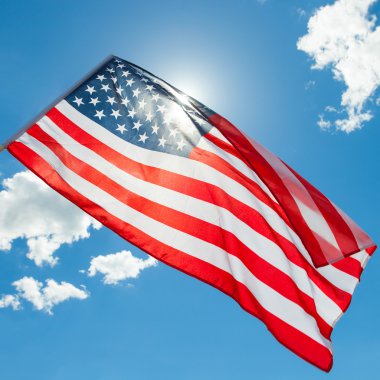 Bulutlar - açık havada ateş ile ABD bayrağı