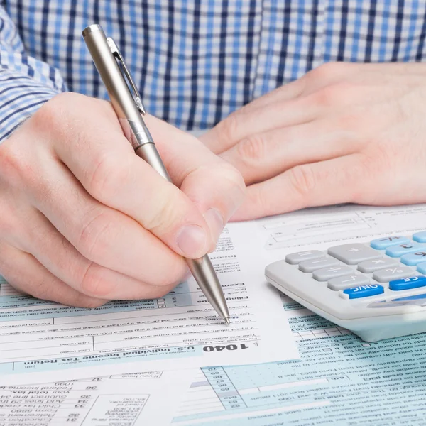 Taxpayer filling out 1040 Tax Form — Stock Photo, Image