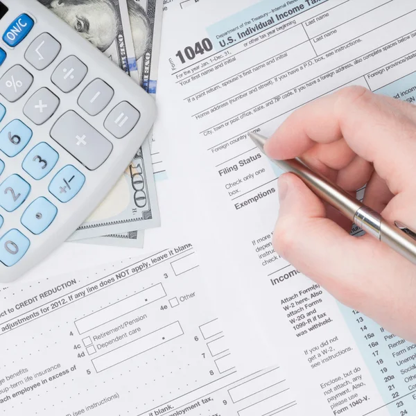 Taxpayer filling out USA 1040 Tax Form — Stock Photo, Image