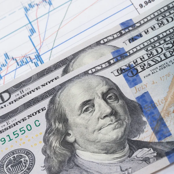 Сто США доларів банкнота над фондового ринку графік — стокове фото