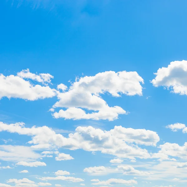 Cúmulos, cielo azul y sol, dispara al aire libre — Foto de Stock