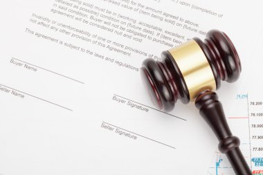 İmzalanmamış sözleşme üzerinde ahşap hakimin tokmak