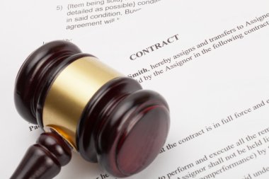 Ahşap hakimin tokmak ve sözleşme