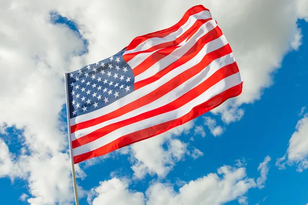 Bandera USA con cúmulos sobre fondo — Foto de Stock