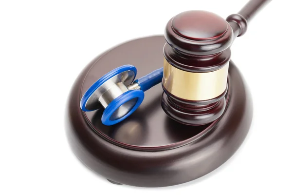 Judge gavel and stethoscope near it — Stock Photo, Image