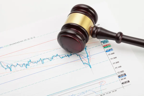 Martelletto di giudice in legno ed il calcolatore sopra il grafico del mercato azionario — Foto Stock