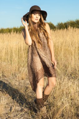 Öğle vaktinde çayırlarda dolaşan güzel genç bayan modeli