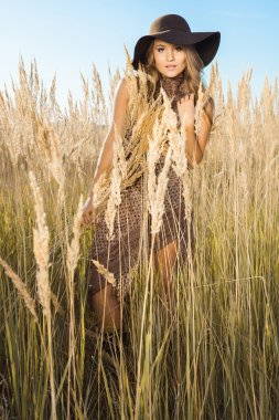 Çayır ıssızlık öğlen yürüyüş güzel Bayan modeli