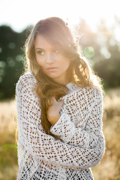 Portrait of a beautiful young lady model in field at sunset — Stock Photo, Image