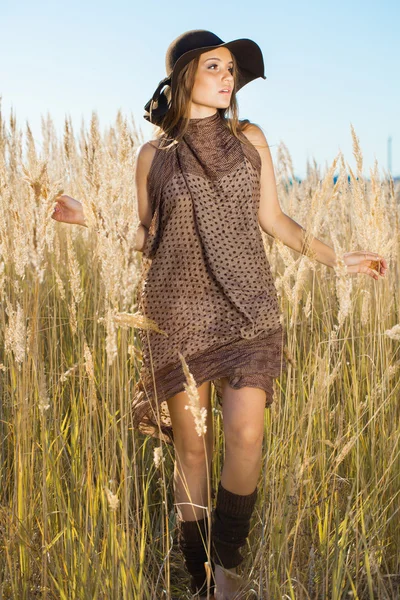 Beautiful lady model going through meadow wilds — Stock Photo, Image