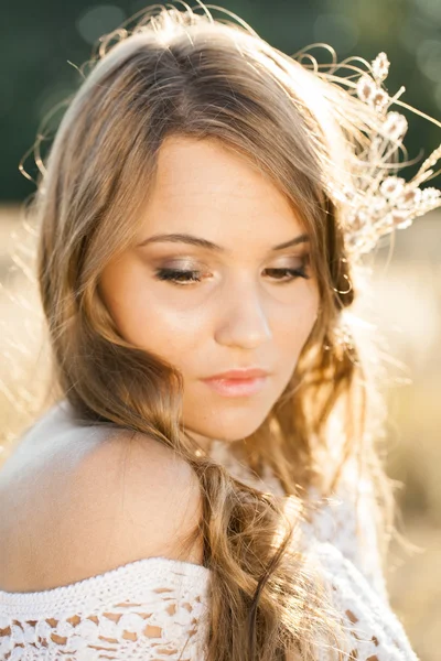 Close up portrait of a beautiful young lady model in field at sunset — Stock Photo, Image
