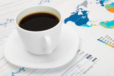 Dünya Haritası ve bazı Pazar grafikler üzerinde kahve fincanı