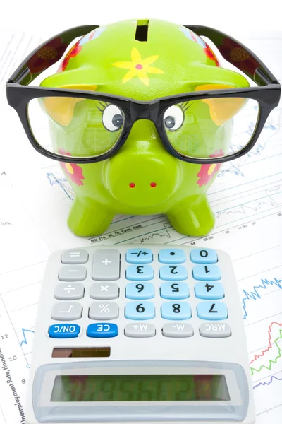 Pggy bank en rekenmachine ernaast — Stockfoto