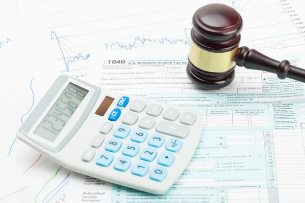 Wooden judge's gavel and calculator over US 1040 Tax Form — Stock Photo, Image