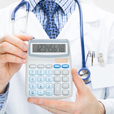 Erkek doktor holding hesap makinesi elinde - sağlık kavramı