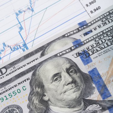 Yüz ABD Doları banknot üzerinde hisse senedi grafiği - studio vurdu