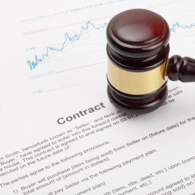 Ahşap hakimin tokmak ve sözleşme - üzerinden hesap makinesi yakın atış