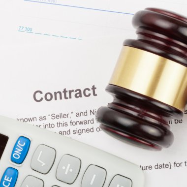 Ahşap hakimin tokmak ve hesap makinesi üzerinden sözleşme ve mali - yakın atış