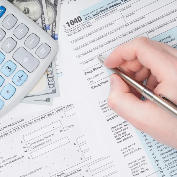 Filling out U.S. 1040 Tax Form - close up studio shot — Stock Photo, Image
