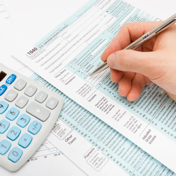 Male filling out US 1040 Tax Form - studio shot — Stock Photo, Image