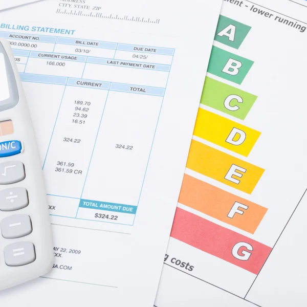 Tabla de eficiencia energía colorido limpio, factura y calculadora — Foto de Stock