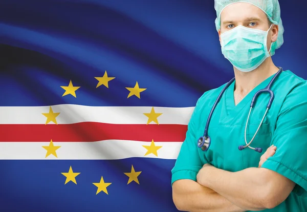 Хирург с национальным флагом на фоне серии - Кабо-Верде — стоковое фото