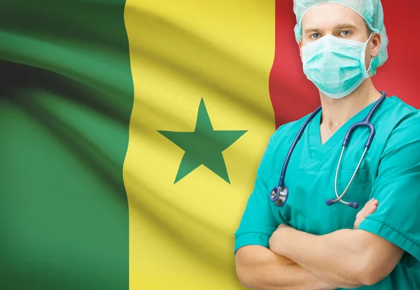 Kirurg med nationella flagga på bakgrunden serien - Senegal — Stockfoto