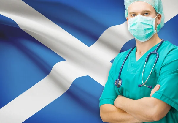 Хирург с национальным флагом на фоне серии - Шотландия — стоковое фото