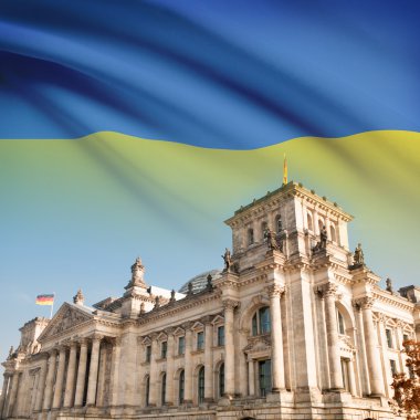 Arka plan - Ukrayna bayrağı ile Berlin'de bina Reichstag (Bundestag)