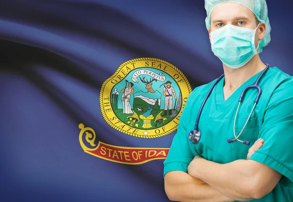 Chirurg s námi státní vlajky na pozadí řady - Idaho — Stock fotografie