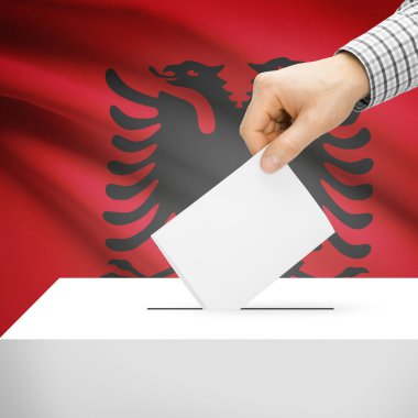 Arka plan - Arnavutluk Ulusal bayrağını ile oy sandığı