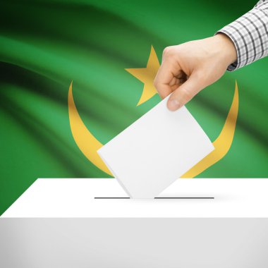 Oy sandığı ile ulusal bayrağını arka plan - Moritanya