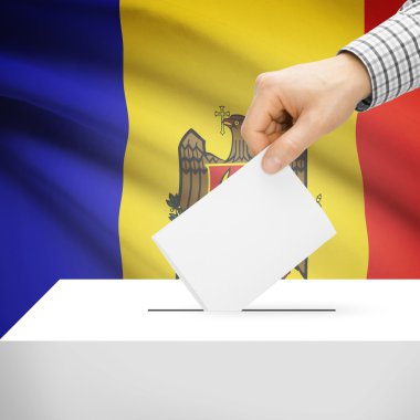 Oy sandığı ile ulusal bayrağını arka plan - Moldova