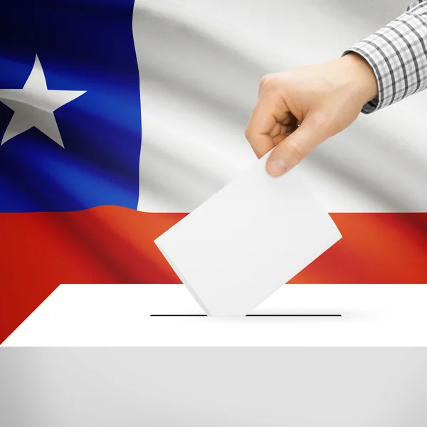 Scatola di scheda elettorale con la bandiera nazionale su priorità bassa - Cile — Foto Stock