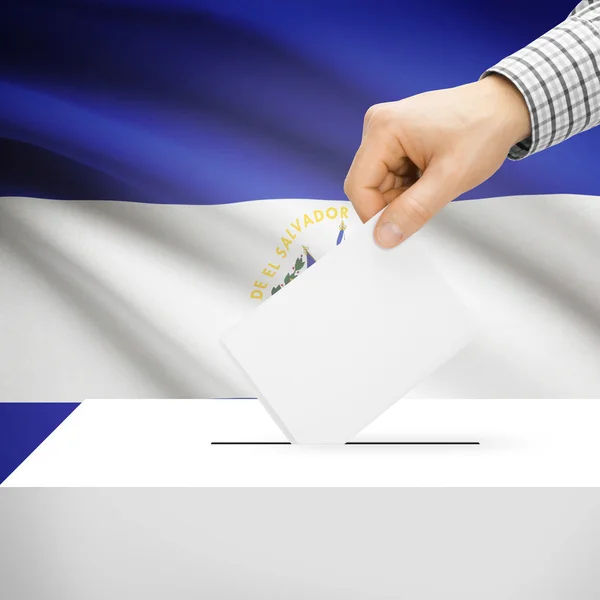 Избирательная урна с национальным флагом на фоне - Сальвадор — стоковое фото