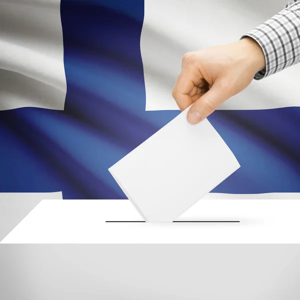 Scatola di scheda elettorale con la bandiera nazionale su priorità bassa - Finlandia — Foto Stock