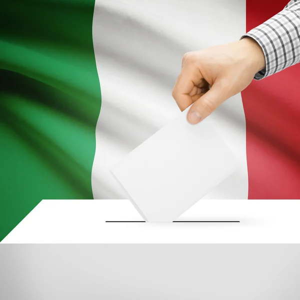 带背景-意大利国旗的投票箱 — 图库照片