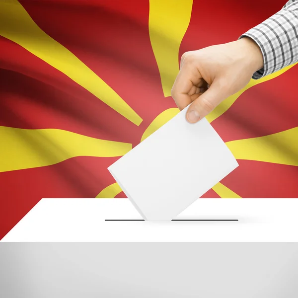 Scatola di scheda elettorale con la bandiera nazionale su priorità bassa - Repubblica di Macedonia — Foto Stock