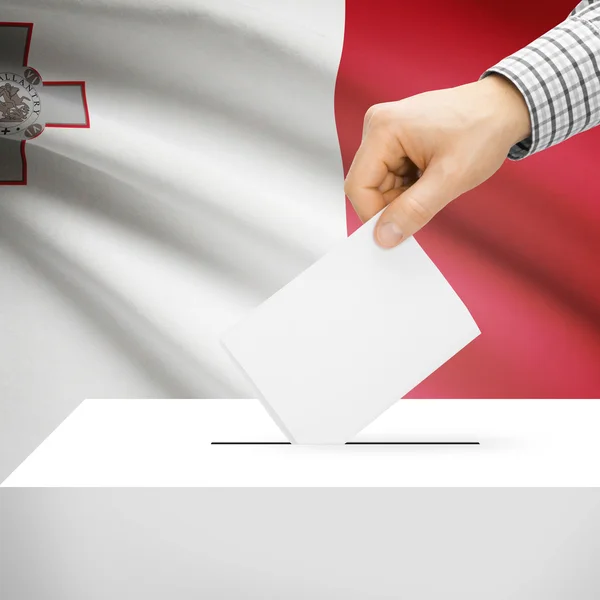 Scatola di scheda elettorale con la bandiera nazionale su priorità bassa - Malta — Foto Stock