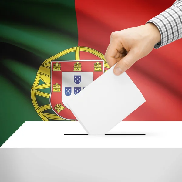 带背景-葡萄牙国旗的投票箱 — 图库照片