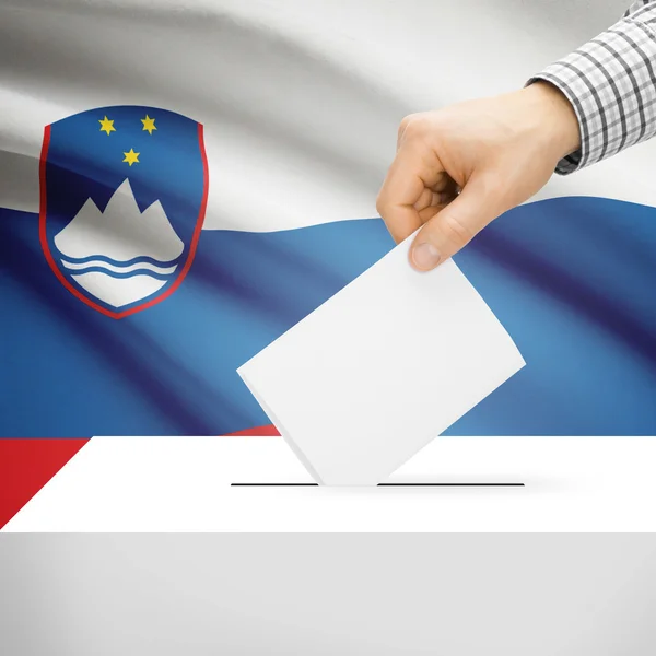 Избирательная урна с национальным флагом на фоне - Словения — стоковое фото