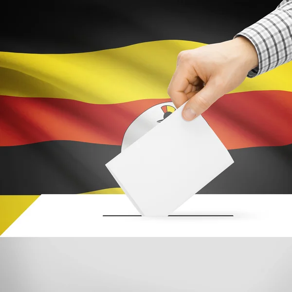 Scatola di scheda elettorale con la bandiera nazionale su priorità bassa - Uganda — Foto Stock