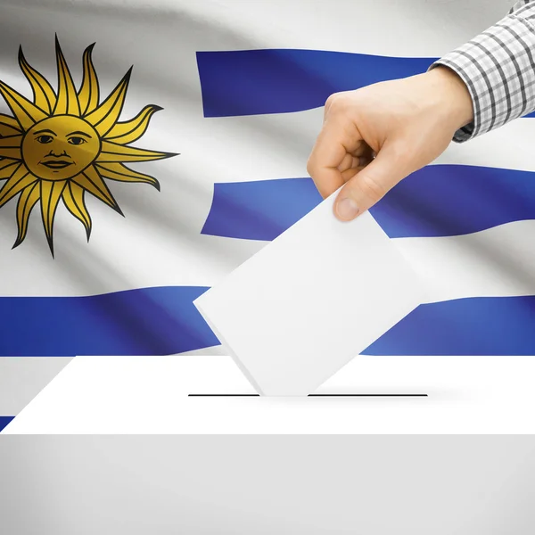 Urna con la bandera nacional de fondo - Uruguay — Foto de Stock