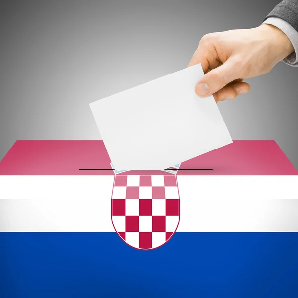 Wahlurne gemalt in Nationalflagge - Kroatien — Stockfoto