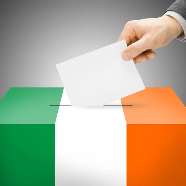 Wahlurne gemalt in Nationalflagge - Irland — Stockfoto