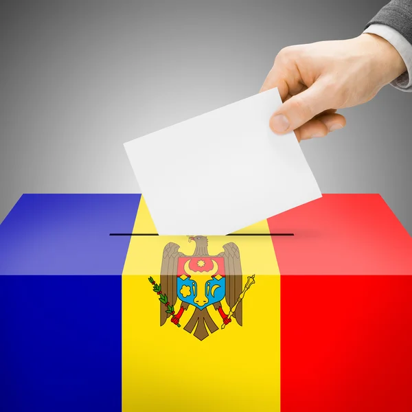 Wahlurne gemalt in Nationalflagge - Moldawien — Stockfoto
