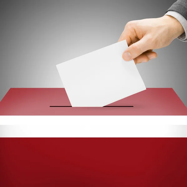 投票箱绘成国旗-拉脱维亚 — 图库照片