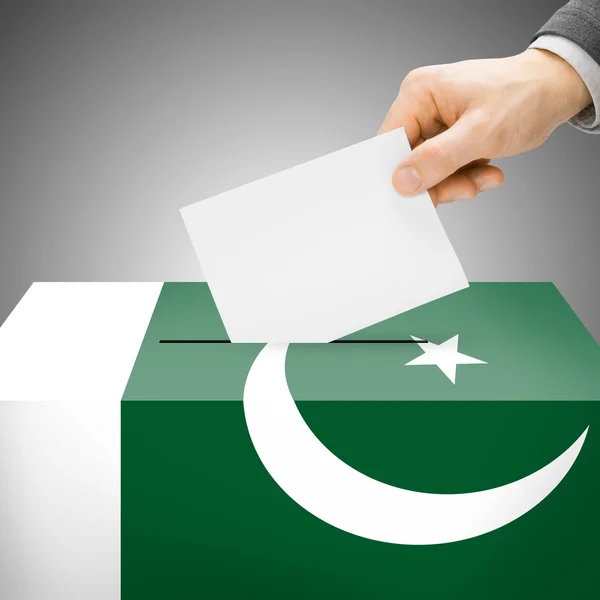 Ballot box painted into national flag - Pakistan — Stock Photo, Image